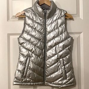 GAP women’s silver puffer vest